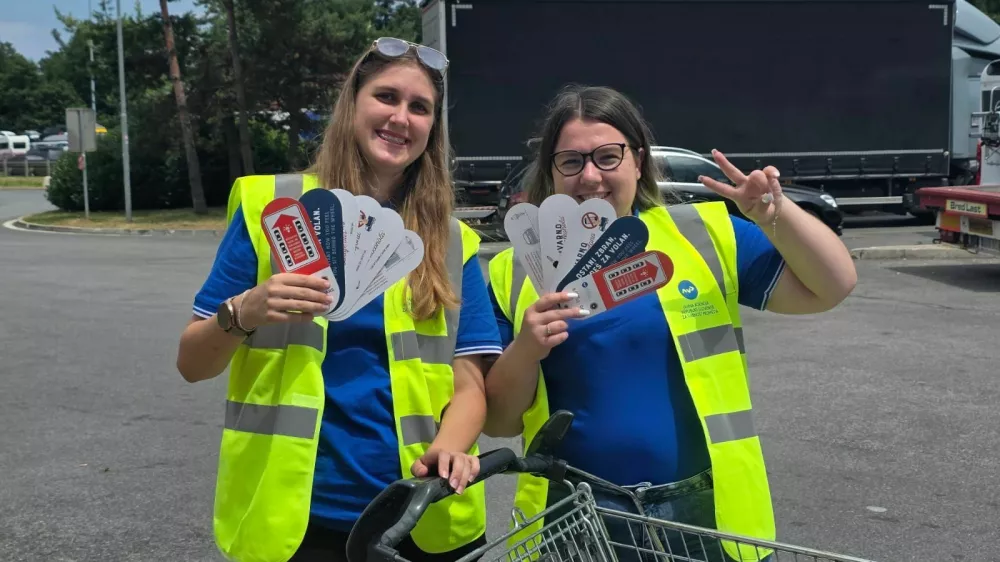 Na AVP so v sklopu preventivne akcije Varno v poletje na 14 glavnih avtocestnih počivališčih voznikom razdelili okoli 3900 plastenk vode. 