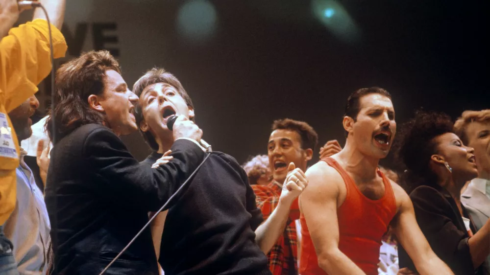 Nekateri največji glasbeniki vseh časov: Bono (U2), Paul McCartney, Andrew Ridgeley (Wham!) in Freddie Mercury (Queen) na Wembleyu leta 1985. / Foto: Profimedia