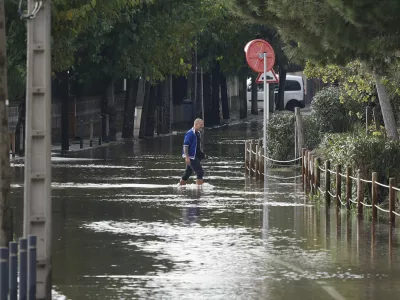 04 November 2024, Spain, Barcelona: A man tries to cross the flooded road in Castelldefels. The Service Meteorologic of Catalonia (SMC) has issued a warning for violent weather in several counties where it has decreed a maximum degree of danger. Photo: Kike Rincón/EUROPA PRESS/dpa
