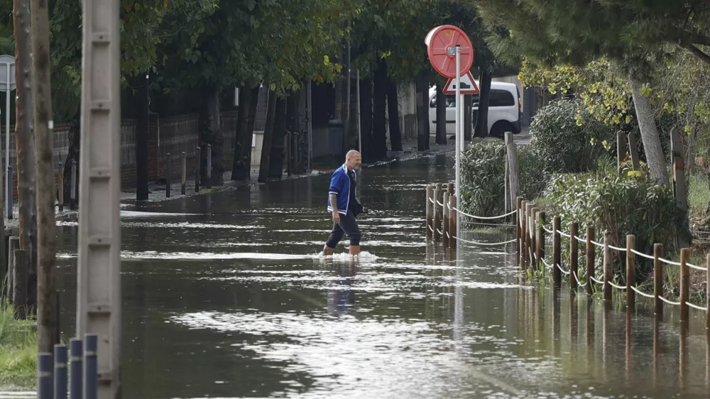 04 November 2024, Spain, Barcelona: A man tries to cross the flooded road in Castelldefels. The Service Meteorologic of Catalonia (SMC) has issued a warning for violent weather in several counties where it has decreed a maximum degree of danger. Photo: Kike Rincón/EUROPA PRESS/dpa