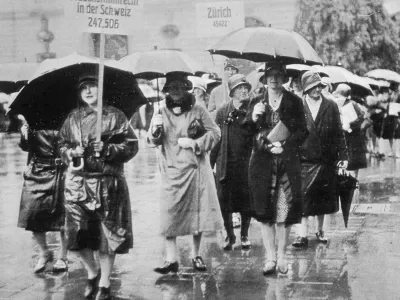 Demonstracije žensk za politične pravice leta 1929. Volilno pravico so jim dali šele šele 1971. / Foto: Profimedia