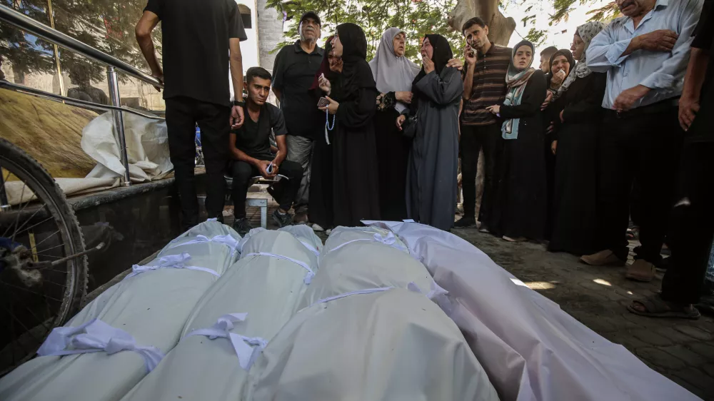 13 July 2025, Palestinian Territories, Gaza: Mourners cry during the funeral of Palestinians killed in overnight Israeli strikes. Photo: Omar Ashtawy/APA Images via ZUMA Press Wire/dpa
