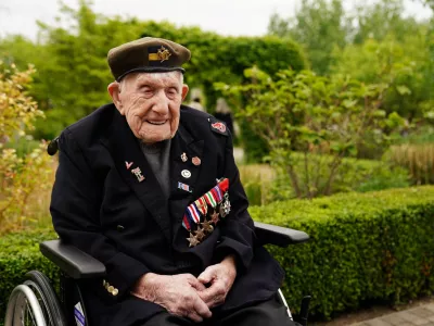 FILED - 08 May 2025, United Kingdom, Alrewas: Britain's oldest Second World War poses for a photo at the National Memorial Arboretum, ahead of a memorial event hosted by the Royal British Legion to mark the 80th anniversary of V-E Day, in Alrewas. Britain's oldest World War II veteran, Donald Rose, has died at the age of 110. Photo: Jacob King/PA Wire/dpa