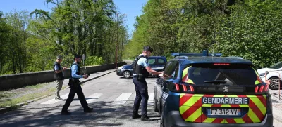 25 April 2025, France, La Grand-Combe: French gendarmes block the access road to a street in La Grand-Combe after a Muslim worshipper was stabbed to death in the local mosque. Photo: Sylvain Thomas/AFP/dpa