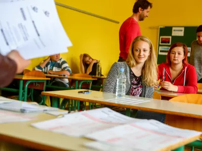 ﻿Gimnazija Ledina - razred, učilnica, pisanje izpita iz Angeškega jezika,   - 30.05.2015 - Matura -- Spomladanski izpitni rok mature - pisni izpit Angleščina - šolstvo - dijaki - izobraževanje  //FOTO: Bojan Velikonja