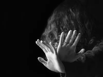 Zamisel se je porodila v Južni Afriki, kjer je nasilje nad ženskami zelo pogosto. / Foto: Istock