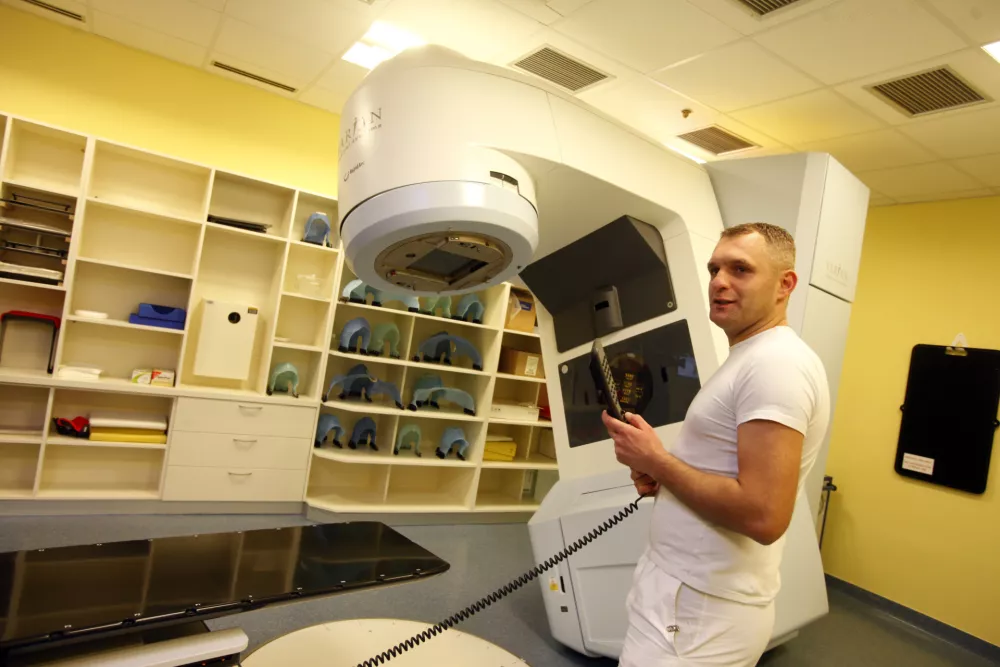 Emir Kuduzovič, vodja pospe&scaron;evalnika- Onkolo&scaron;ki in&scaron;titut (OI) v Ljubljani - novi linearni pospe&scaron;evalnik za zdravljenje z obsevanjem       //FOTO: Luka Cjuha