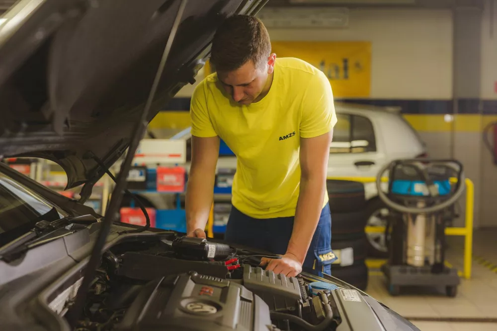 Realnost sodobnega vzdrževanja vozil: zakaj na servis avtomobila včasih čakamo dlje?