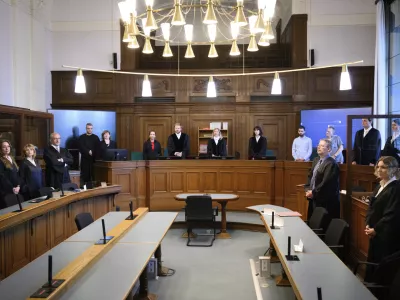 From left, defendant lawyers Klaudia Dawidowic, Ria Halbritter and Christoph Stoll, presiding judge Sylvia Busch, center, and public prosecutor Philipp Meyhöfer, second right, as a doctor has gone on trial over the alleged murder of 15 patients under palliative care, at Berlin Regional Court, Germany, Monday July 14, 2025. (Bernd von Jutrczenka/dpa via AP)