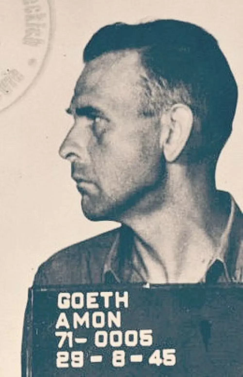 Ko se &scaron;okantna preteklost razkrije na knjižni polici