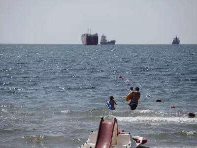 ﻿- Primorska 2014 - Ankaran - Jadranska obala - morje - plaža - naravno kopališče - kopalci///FOTO: Luka Cjuha