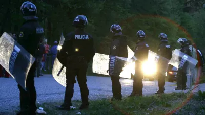 Policija - ilustrativna fotografija- Romska družina Strojan se je odločila, da je bilo iskanja njihove nove lokacije s strani države dovolj in se je vrnila na svojo parcelo pri Ambrusu- zbralo se je nekaj sto krajanov, ki so opozarjali, da s Strojanovimi ne morejo živeti in naj jim vlada končno najde novo lokacijo- Strojanovi so se ponovno vrnili nazaj v Roje// FOTO: Luka CjuhaOPOMBA: ZA OBJAVO V ČASOPISU DNEVNIK
