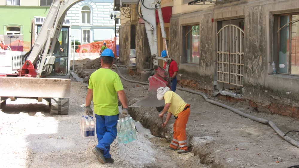 delavci, gradbišče vročina voda