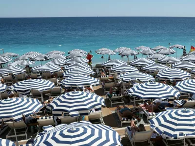 FILE PHOTO: A view shows a beach with deckchairs and parasols on a sunny summer day on the Promenade des Anglais in Nice, France, July 8, 2025. REUTERS/Kevin Coombs   TPX IMAGES OF THE DAY/File Photo / Foto: Kevin Coombs