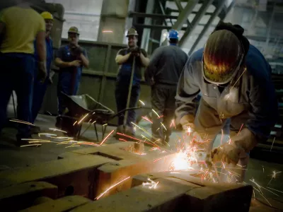 Nekatere družbe v skupini SIJ, denimo Acroni, so skrajšani delovni čas začasno uvedle za večino zaposlenih. / Foto: Bojan Velikonja