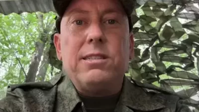 Derek Huffman je z družino prišel v Rusijo iz Teksasa, ker je cenil rusko konservativno družbo. Vojski se je pridružil, da bi pridobil državljanstvo, a računal, da bo služil iz zaledja. Zdaj ga pošiljajo na fronto.