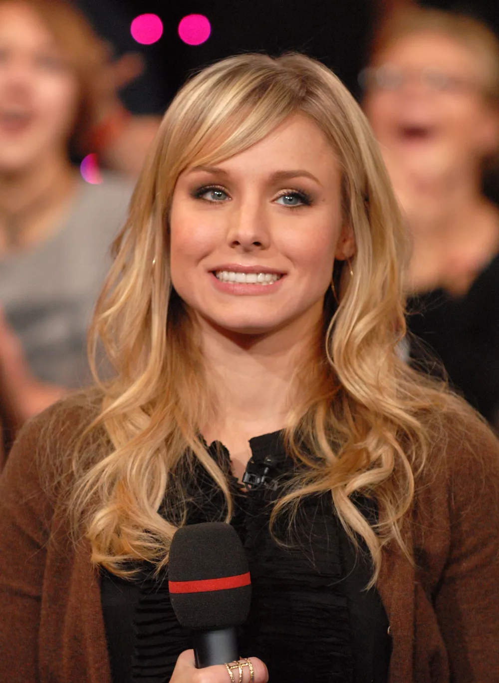 ﻿Actress Kristen Bell makes an appearance at MTV's Studios in Times Square for a taping of MTV's "Total Request Live", Monday, Nov. 19, 2007, in New York. The show will air on Wednesday, Nov. 21, 2007. (AP Photo/Peter Kramer)