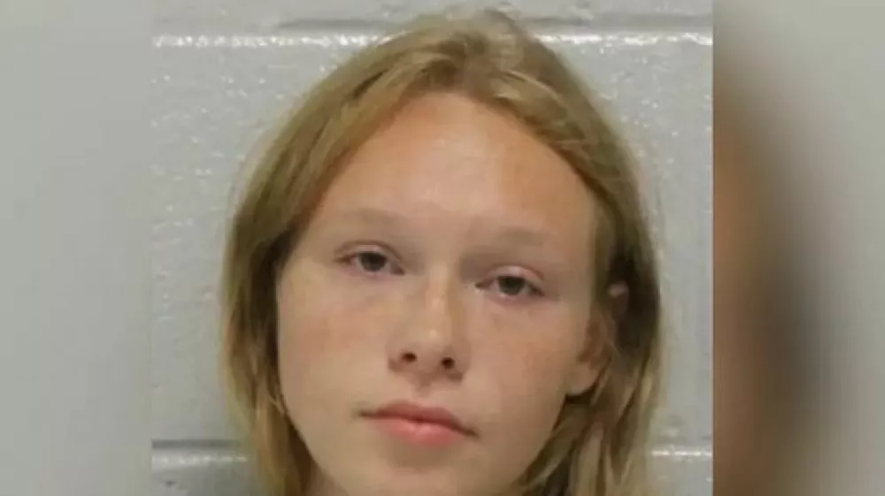 Sedemnajstletno Sarah Grace Patrick so aretirali zaradi suma umora mame in očima. Ustrelila naj bi ju v domači hiši, ko sta spala. 