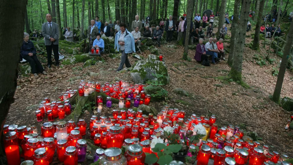 - spominska slovesnost z mašo v spomin žrtvam komunističnega nasilja med in po drugi svetovni vojni na Slovenskem, ki jo pripravlja Nova slovenska zaveza; grobišče ob breznu pod Krenom - Kočevski rog     /FOTO: Luka Cjuha