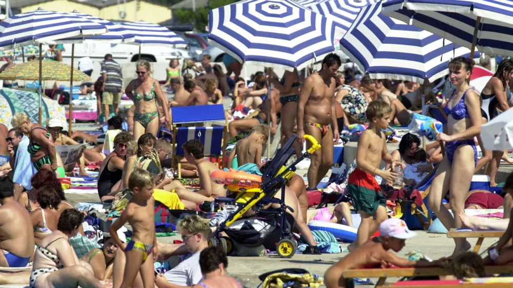 Morje plaža, turisti sončenje