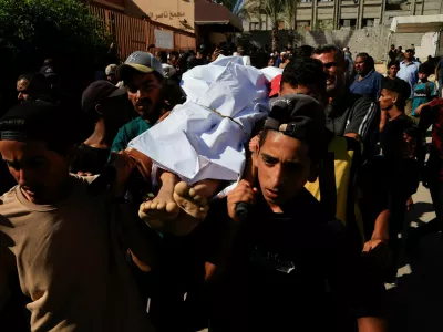  SENSITIVE MATERIAL. THIS IMAGE MAY OFFEND OR DISTURB  People carry a body as they mourn Palestinians who were killed in an incident on Wednesday while seeking aid in Khan Younis, at Nasser hospital in Khan Younis in the southern Gaza Strip July 16, 2025. REUTERS/Hatem Khaled