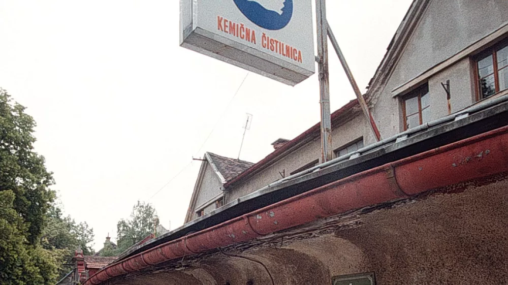 Poljanski nasip, Labod kemična čistilnica