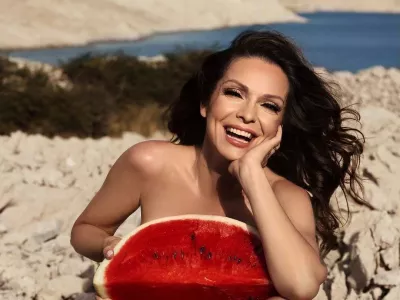 Natalija Verboten se je poletnemu času primerno oblekla. 