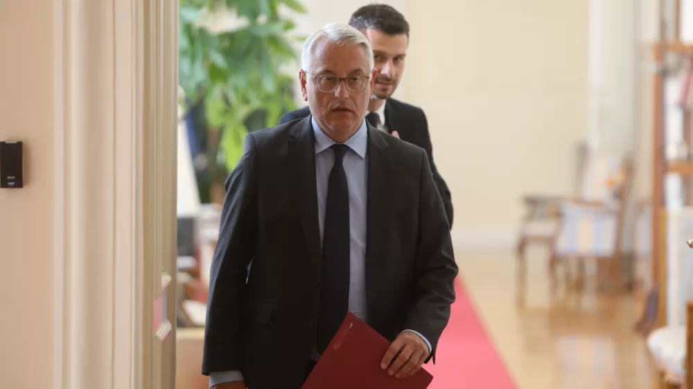 - Matjaž Han, predsednik SD in minister za gospodarstvo in šport,- 11.07.2025. - predsednik vlade Robert Golob je gostil srečanje s predsedniki parlamentarnih strank na temo članstva Slovenije v Natu ter vprašanja izvedbe referenduma glede povečanja obrambnih izdatkov Slovenije.//FOTO: Bojan Velikonja