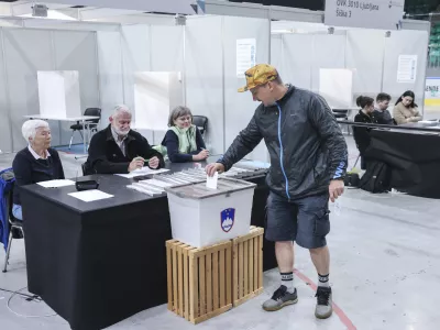 - 07.05. 2025 - predčasne volitve - referendum - volišče Omnia//FOTO: Jaka Gasar