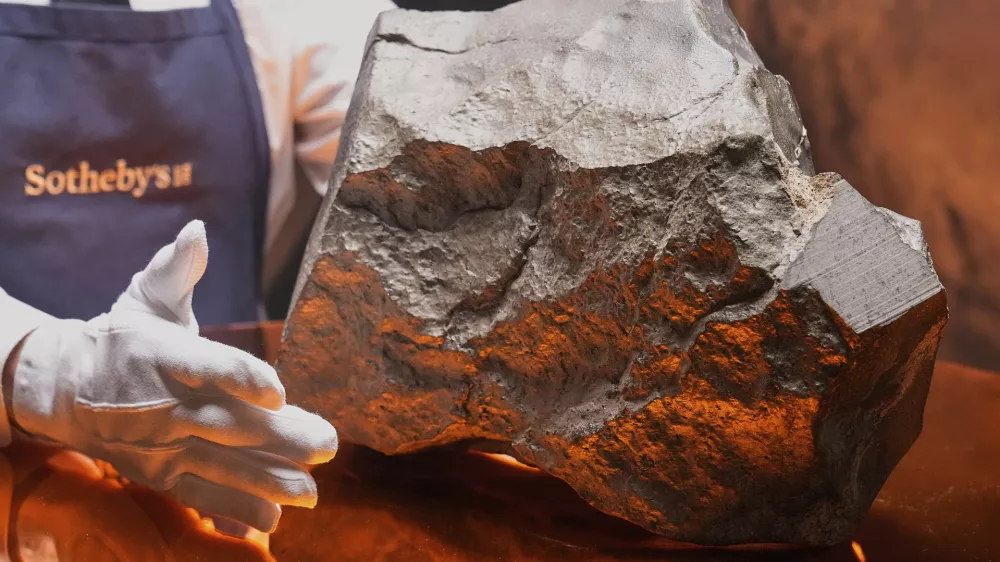 FILE — A Martian meteorite, weighing 54.388 lbs. (24.67 kg), said to be the largest piece of Mars on Earth, at Sotheby's, in New York, July 9, 2025. was sold for just over $5-million at an auction of rare geological and archaeological objects. at Sotheby's, Wednesday, July 16, 2025. (AP Photo/Richard Drew, File) / Foto: Richard Drew