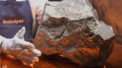 FILE — A Martian meteorite, weighing 54.388 lbs. (24.67 kg), said to be the largest piece of Mars on Earth, at Sotheby's, in New York, July 9, 2025. was sold for just over -million at an auction of rare geological and archaeological objects. at Sotheby's, Wednesday, July 16, 2025. (AP Photo/Richard Drew, File) / Foto: Richard Drew