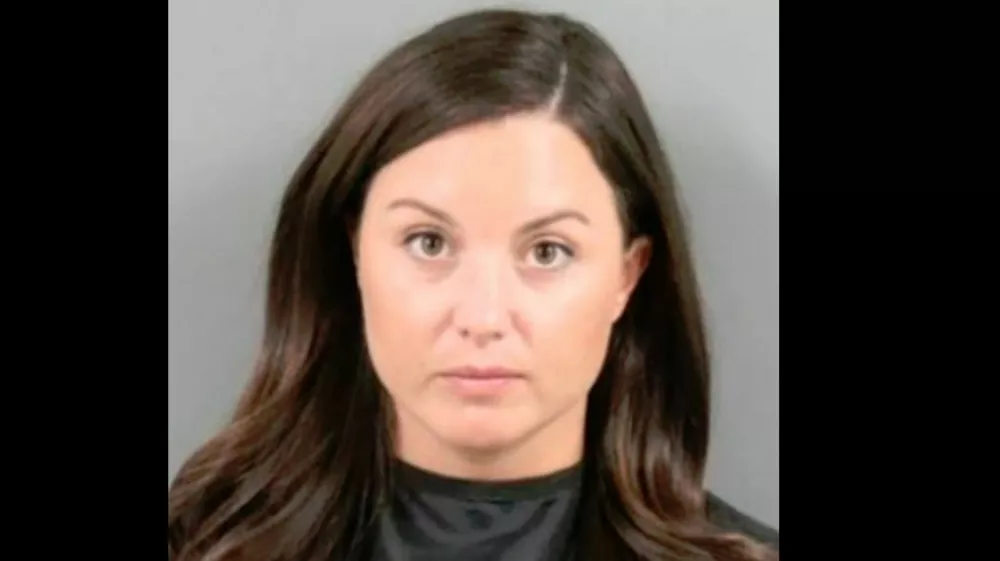 Nekdanja učiteljica Nicole Ballew Callaham se je s takrat 14-letnim Grantom zbližala ob pripravljanju muzikala. Zlorabljala naj bi ga dve leti. 