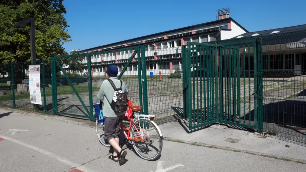 Prostorska stiska: učenci iz učilnic na hodnike