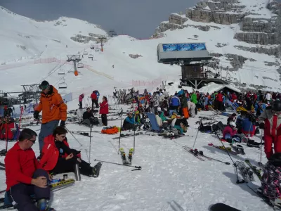 Na obeh straneh Kanina je bilo zadnji podaljšani vikend več kot devet tisoč smučarjev i n drugih obiskovalcev.