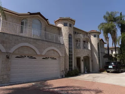 The home of Silvia Zhang and Guojun Xuan is seen on Wednesday, July 16, 2025, in Arcadia, Calif., where a number of children were removed from the couple's home after a child abuse allegation in May, according to Arcadia police. (AP Photo/Jae C. Hong) / Foto: Jae C. Hong