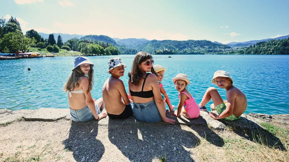 Takšne družine so pri nas prava redkost. So skoraj takšna turistična atrakcija kot samo Blejsko jezero, kjer je fotografija nastala. / Foto: Istock