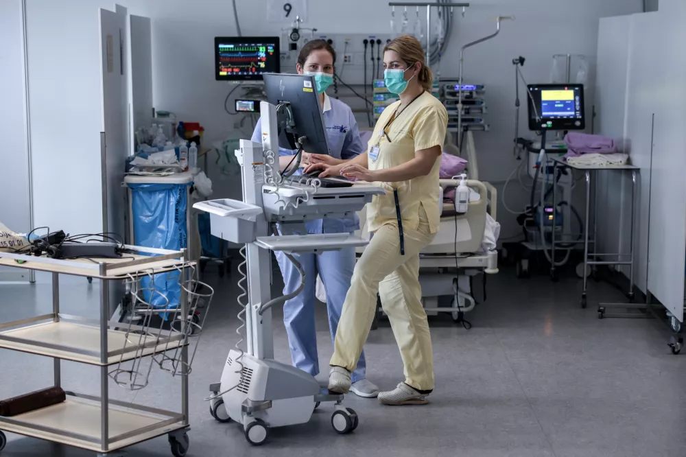 - simbolična fotografija - zdravstvo, zdravnik, medicinska sestra, medicinsko osebje, pacient, bolnica, bolnišnica- 12.03.2025 - ministrica za zdravje Valentina Prevolnik Rupel si je na delovnem obisku v Univerzitetnem kliničnem centru (UKC) ogledala tekoče investicije//FOTO: Jaka Gasar