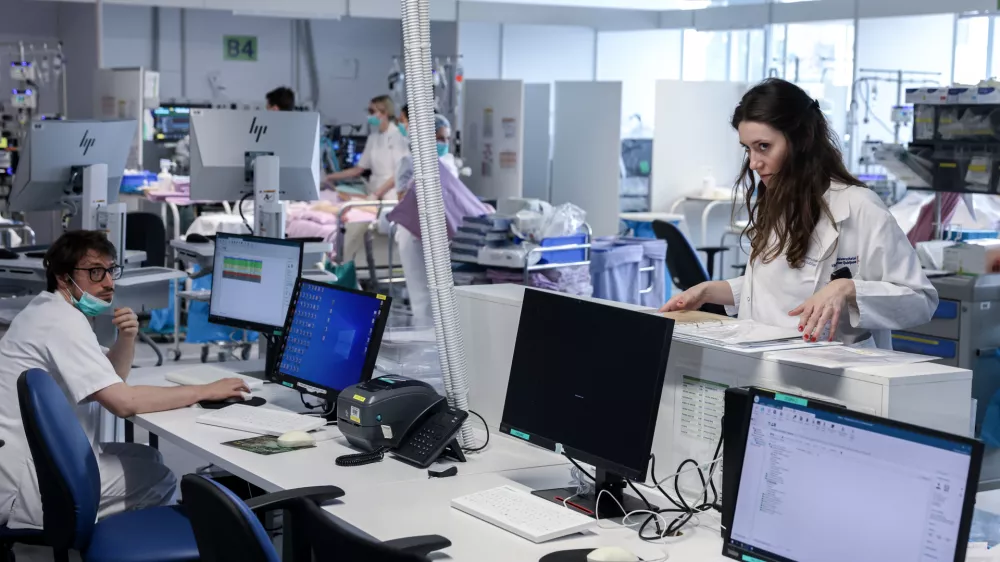 - simbolična fotografija - zdravstvo, zdravnik, medicinska sestra, medicinsko osebje, pacient, bolnica, bolnišnica- 12.03.2025 - ministrica za zdravje Valentina Prevolnik Rupel si je na delovnem obisku v Univerzitetnem kliničnem centru (UKC) ogledala tekoče investicije//FOTO: Jaka Gasar