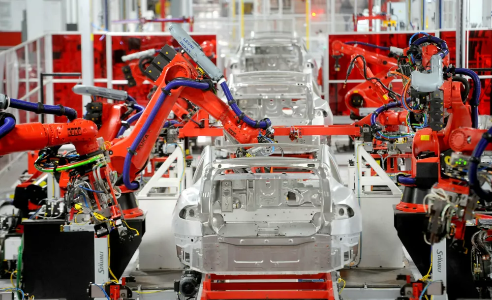 ﻿FILE PHOTO: Robotic arms assemble Tesla's Model S sedans at the company's factory in Fremont, California, U.S., June 22, 2012.  REUTERS/Noah Berger/File Photo
