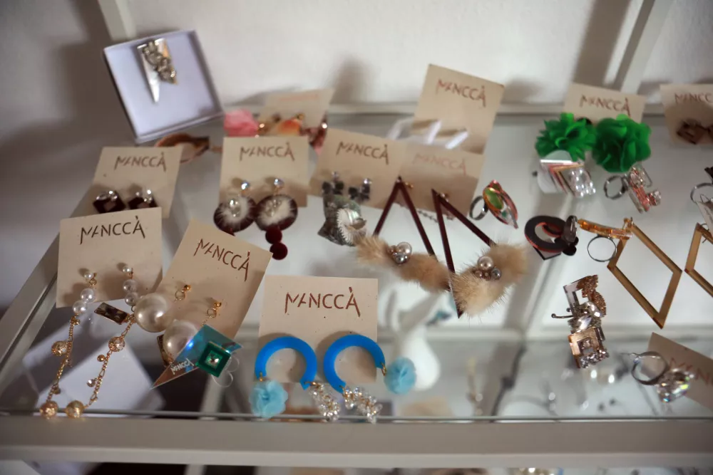 Domačinka iz Kamnika, ki iz ostankov plastike ustvarja umetnine