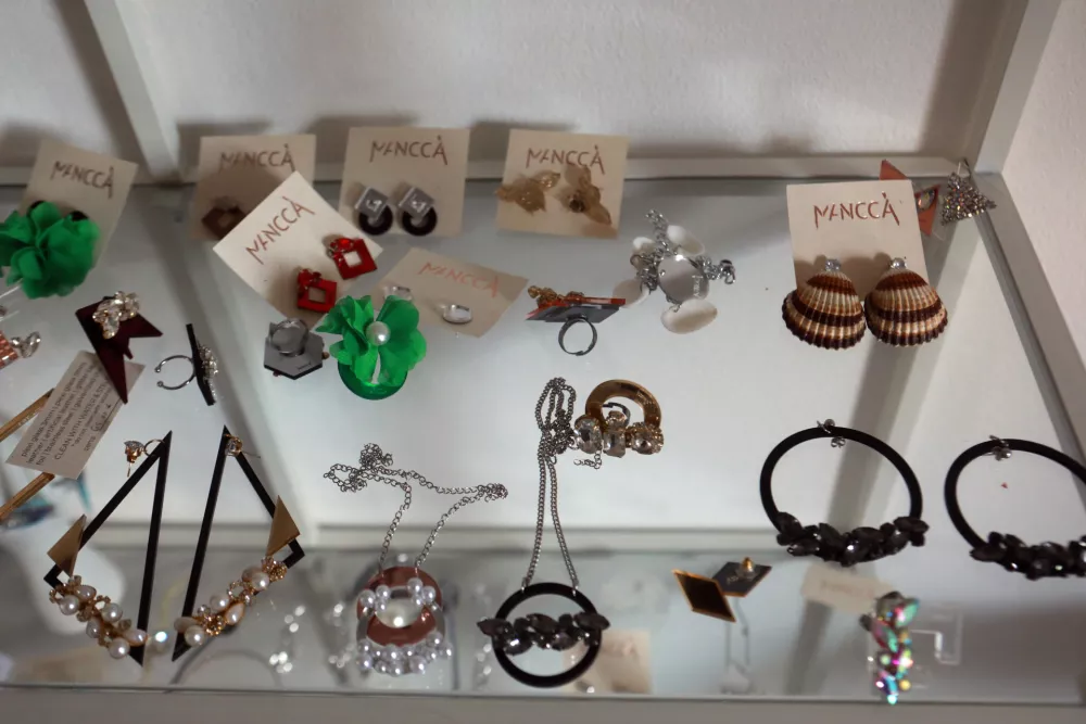 Domačinka iz Kamnika, ki iz ostankov plastike ustvarja umetnine