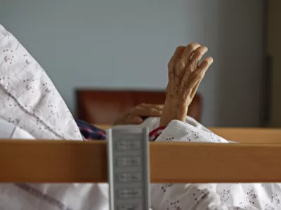 Poslanci pritrdili pravici neozdravljivo bolnih, ki trpijo neznosne bolečine. Kaj sledi?