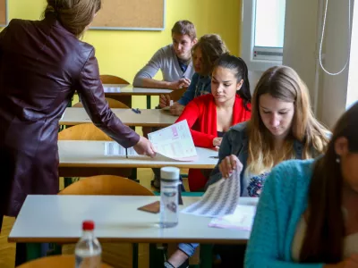 Goljufanje pri preverjanju znanja: So motilci signala res lahko rešitev?