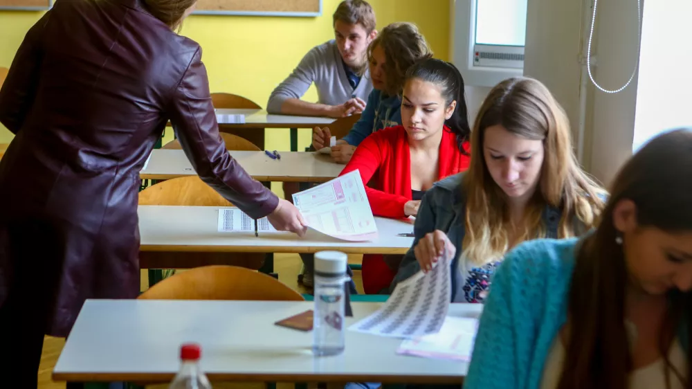 Goljufanje pri preverjanju znanja: So motilci signala res lahko rešitev?