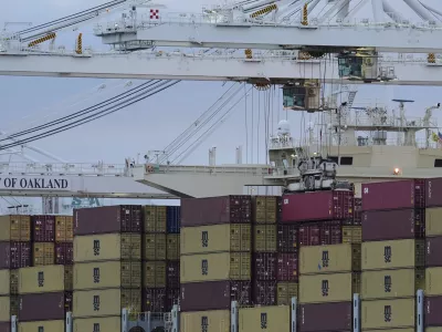 Shipping containers line the MSC Rosa M cargo vessel docked at the Port of Oakland in Oakland, Calif., Wednesday, July 23, 2025, as seen from Alameda. (AP Photo/Godofredo A. Vásquez) / Foto: Godofredo A. Vásquez