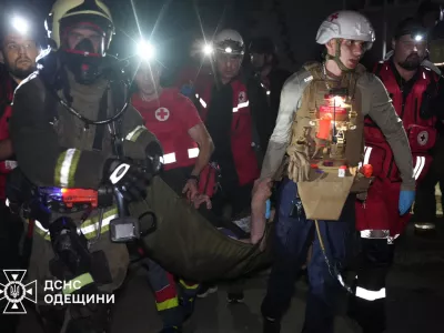 Rescuers and medical workers evacuate a resident from an apartment building damaged during a Russian drone strike, amid Russia's attack on Ukraine, in Odesa, Ukraine in this handout picture released July 19, 2025. Press service of the State Emergency Service of Ukraine in Odesa region/Handout via REUTERS ATTENTION EDITORS - THIS IMAGE HAS BEEN SUPPLIED BY A THIRD PARTY. MUST NOT OBSCURE LOGO.