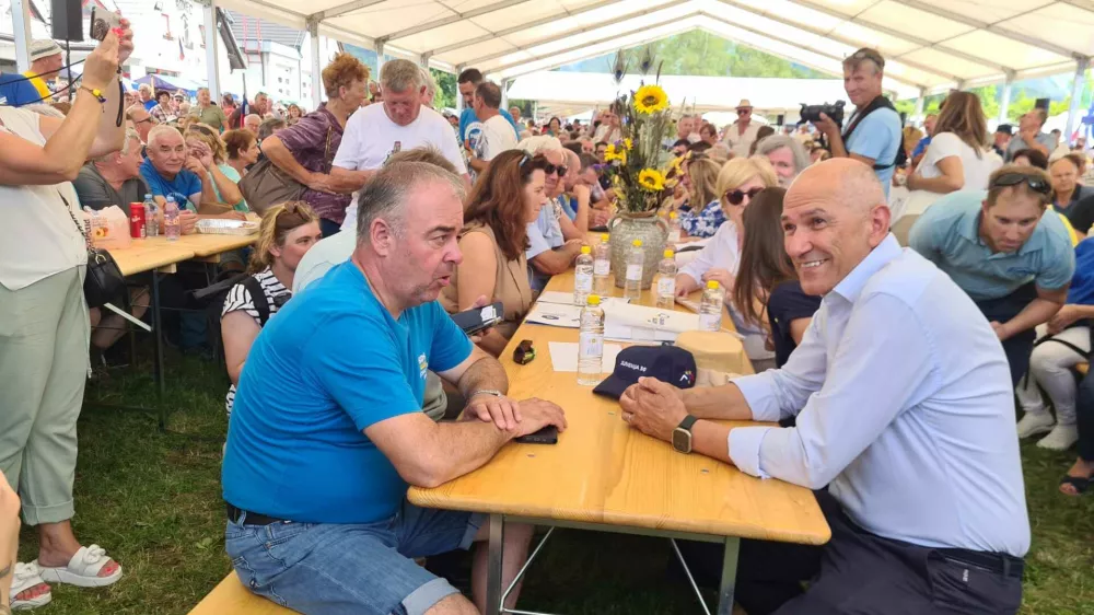 Na fotografiji sta poslanec SDS Danijel Krivec in predsednik SDS Janez Jan&scaron;a. Foto: Primorski val via STA