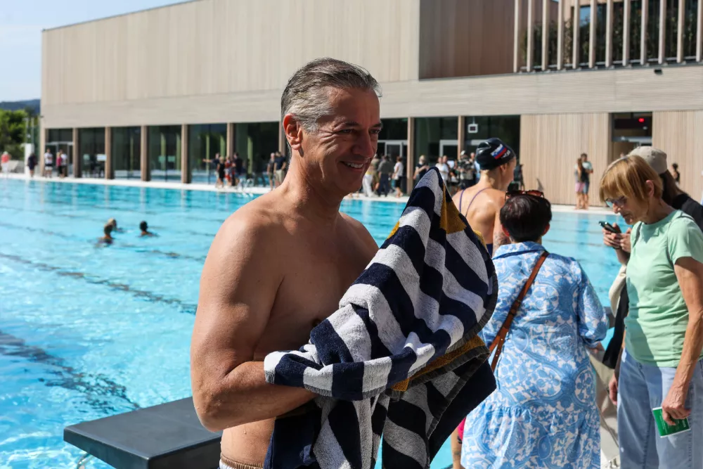 - Dr. Robert Golob, predsednik vlade RS, zgoraj brez,- 20.07.2025. - Svečana otvoritev prenovljenega bazena Vevče.//FOTO: Bojan Velikonja