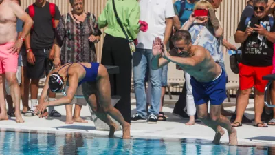 - Neža Klančar, plavlka in olimpijka,- Dr. Robert Golob, predsednik vlade RS, zgoraj brez skaće v bazen,- 20.07.2025. - Svečana otvoritev prenovljenega bazena Vevče.//FOTO: Bojan Velikonja