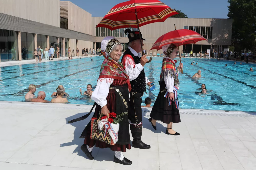 - Narodne noše na bazenu,- 20.07.2025. - Svečana otvoritev prenovljenega bazena Vevče.//FOTO: Bojan Velikonja